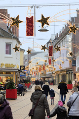 Bilder aus der Stadt Elmshorn, Metropolregion Hamburg. Blick in die weihnachtlich geschmückte Königstraße, Einkaufsstraße der Stadt.