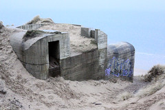 In Lokken errichtete die deutsche Wehrmacht 1942- 1944 Bunker für den Atlantikwall. Ihre Ruinen sind am Nordstrand zu sehen.