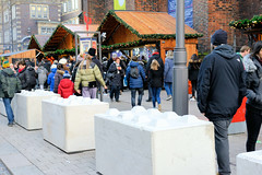 Weihnachtsmärkte in der Innenstadt - Altstadt von Hamburg. Betonblöcke sichern den Weihnachtsmarkt an der Petrikirche gegen terroristische Anschläge.