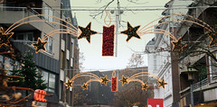 Bilder aus der Stadt Elmshorn, Metropolregion Hamburg. Blick in die weihnachtlich geschmückte Königstraße, Einkaufsstraße der Stadt.