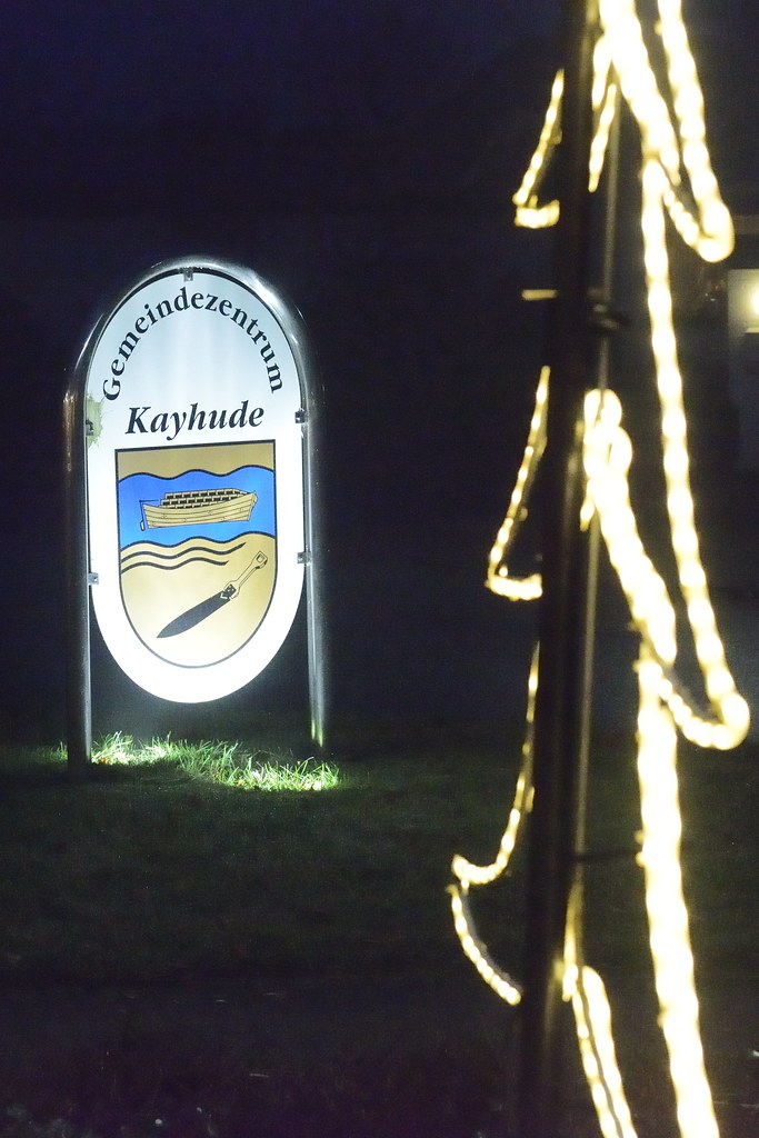 Stadt Und Land Fotos Foto Beleuchtetes Schild Vom Gemeindezentrum Kayhude Mit Wappen