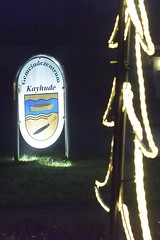 Beleuchtetes Schild vom Gemeindezentrum Kayhude mit Wappen.