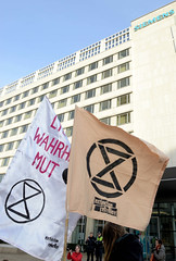 Mahnwache von Extinction Rebellion XR vor dem Verwaltungsgebäude der Siemens AG in Hamburg.