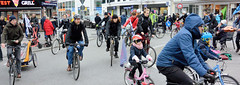 Fahrrad Swarming von Extiction Rebellion XR in Hamburg Bergedorf am 18.01.2020 - der Kreisverkehr beim Bahnhof wurde mit Fahrradfahrer*innen blockiert.