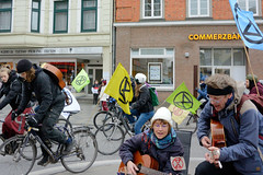 Fahrrad Swarming von Extiction Rebellion XR in Hamburg Bergedorf am 18.01.2020 - der Kreisverkehr beim Bahnhof wurde mit Fahrradfahrer*innen blockiert.