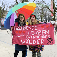Knapp 300 Klimaschutzaktivist*innen der Bewegung Extinction Rebellion, XR blockierten am 14.02.2020  den Verkehr am Hamburger Jungfernstieg.