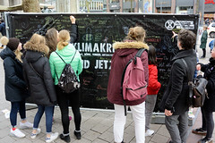 Klimawände, aufgestellt von Extinction Rebellion XR an der Mönckebergstraße in der Hamburger Innenstadt.