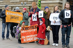 Hamburg muss Handeln - Übergabe einer Unterschriftenliste an die Stellvertretende Bürgermeisterin Katharina Fegebank am 14.02.2020
