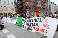 Knapp 300 Klimaschutzaktivist*innen der Bewegung Extinction Rebellion, XR blockierten am 14.02.2020  den Verkehr am Hamburger Jungfernstieg.