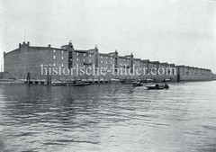 Die Speichergebäude G, F und H am Dessauer Ufer vom Saalehafen im Hamburger Freihafengebiet.