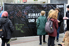 Klimawände, aufgestellt von Extinction Rebellion XR an der Mönckebergstraße in der Hamburger Innenstadt.