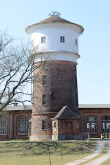 Die Stadt Ludwigslust liegt im Landkreis Ludwigslust-Parchim in Mecklenburg-Vorpommern; Wasserturm und Ringlokschuppen am Bahnhof.