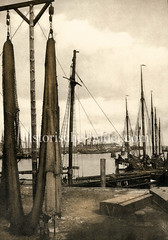 Alte Fotografie vom Hochseefischereihafen in Cuxhaven - Netze sind zum Trocknen aufgehängt, Fischereiboote / Kutter liegen im Hafen.