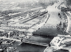 Historische Luftaufnahme von der Norderelbe mit den Elbbrücken - Blick auf den Veddeler Marktplatz, Mündung des Marktkanals. Im Hintergrund die Hafenbecken vom Kleinen Grasbrook - Moldauhafen, Segelschiffhafen und Hansahafen.