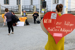 Mahnwache gegen die Schließung der Geburtshilfestation im Krankenhaus Crivitz vor dem Sitz der Ministerpräsidention Schwesig in der Landeshauptstadt Schwerin.