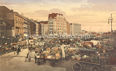 Historische Bilder vom Messberg in der Hamburger Altstadt, Innenstadt. Pferdewagen stehen mit Gemüsekörben hoch beladen auf dem Marktgelände vom Messberg. Die Pferde stehen in der Deichsel und fressen ihr Futter aus der Krippe.