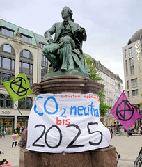 Aktion Klimarettungsschirm und Bürgerversammlung von Extinction Rebellion XR in der Hansestadt Hamburg  am 16.05.2020.