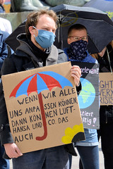 Aktion Klimarettungsschirm von Extinction Rebellion XR an der Spitalerstraße - Mönckebergstraße  am 02.05.2020.