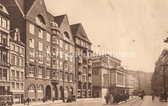 Alte Bilder aus der Dammtorstraße in der Hamburger Neustadt - Innenstadt. Lks. das Backsteingebäude der Hamburger Schulbehörde, es wurde 1913 fertig gestellt; er Architekt ist der Hamburger Oberbaudirektor Fritz Schumacher.