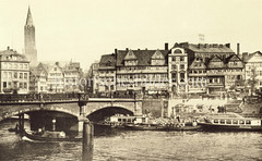 Historische Bilder vom Messberg in der Hamburger Altstadt, Innenstadt. Blick auf die Wandrahmbrücke und den Zollkanal; der Raddampfer MAIBLUME liegt am Kai und auch die Barkasse Tatenberg hat dort fest gemacht - davor mit Körben beladene Schuten.