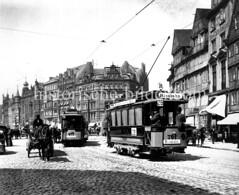Historische Bilder vom Messberg in der Hamburger Altstadt, Innenstadt. Straßenbahnen am Meßberg / Dovenfleet - die Linie 21  fährt zur Wasserkunst, die Nr. 26 ist eine Ringbahn. Pferdefuhrwerke fahren auf dem Kopfsteinpflaster.