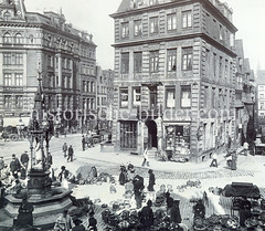 Historische Bilder vom Messberg in der Hamburger Altstadt, Innenstadt; lks. der Vierländer Brunnen am Meßberg. Die Brunnenanlage wurde 1878 errichtet; unter einem schmiedeeisernen Baldachin steht eine in ihrer Tracht gekleidete Vierländerin aus S