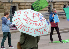 Aktion Klimarettungsschirm von Extinction Rebellion XR auf dem Hamburger Rathausmarkt am 02.05.2020.