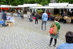 Hamburger Wochenmarkt auf dem Großneumarkt in der Neustadt zu Zeiten der Corona-Pandemie 2020.