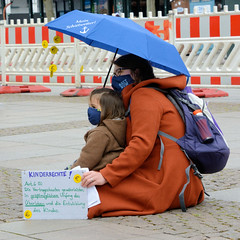Aktion Klimarettungsschirm von Extinction Rebellion XR auf dem Hamburger Rathausmarkt am 02.05.2020.