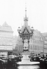 Historische Bilder vom Messberg in der Hamburger Altstadt, Innenstadt. Menschen stehen am Vierländerin-Brunnen auf dem Marktplatz vom Meßberg. Der Brunnen entstand 1878 nach Plänen von Friedrich Johann Lorenz Meyer.