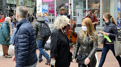 Straßenmusikanten am Spritzenplatz in Hamburg Ottensen zu Zeiten der Corona, Corvid 19 Pandemie 2020.