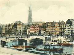 Historische Bilder vom Messberg in der Hamburger Altstadt, Innenstadt. Blick auf die Wandrahmbrücke aus Stein mit den drei Bögen, die den Zollkanal überqueren; ein Schlepper zieht einen Kahn, Barkassen liegen an der Kaimauer beim Messberg.