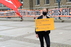 Die Flüchtlingshilfesorganisaion Seebrücke demonstriert mit der Forderung - Leave no one behind-  am 23.05.2020 auf dem Hamburger Rathausmarkt.