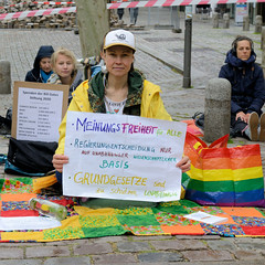 Hamburg meditiert für das Grundgesetz - Aktion gegen Coronamaßnahmen durch die Gruppe Widerstand2020.