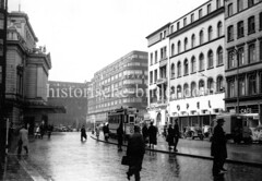 Alte Bilder aus der Dammtorstraße in der Hamburger Neustadt - Innenstadt. Straßenbahnhaltestelle mit Passanten - lks. das Stadttheater, in der Bildmitte das Deutschlandhaus.