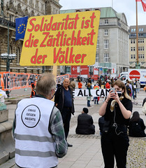 Die Flüchtlingshilfesorganisaion Seebrücke demonstriert mit der Forderung - Leave no one behind-  am 23.05.2020 auf dem Hamburger Rathausmarkt.