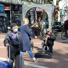 Straßenmusikanten am Spritzenplatz in Hamburg Ottensen zu Zeiten der Corona, Corvid 19 Pandemie 2020.