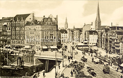 Historische Bilder vom Messberg in der Hamburger Altstadt, Innenstadt. Hamburgs historische Architektur am Messberg, rechts der Vierländer Brunnen. Eine Strassenbahn fährt im Dovenfleet; eine Treppe führt hinter zum Anleger des Zollkanals, Boote