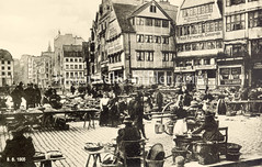 Historische Bilder vom Messberg in der Hamburger Altstadt, Innenstadt. Markt auf dem Hamburger Meßberg; Marktfrauen haben ihre Marktstände aufgebaut und verkaufen ihre Waren - leere Körbe sind gestapelt.