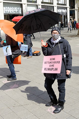 Aktion Klimarettungsschirm von Extinction Rebellion XR an der Spitalerstraße - Mönckebergstraße  am 02.05.2020.