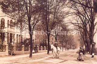 Historische Fotografie vom Harvestehuder Weg im Hamburger Stadtteil Harvestehude - Reiter auf der Straße, ca. 1905.