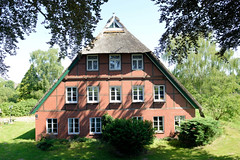 Fotos aus dem Hamburger Stadtteil Altengamme, Vierlande - Bezirk Hamburg Bergedorf. Denkmalgeschützte Hofanlage, Wohnwirtschaftsgebäude am Altengammer Elbdeich.
