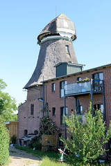 Fotos aus dem Hamburger Stadtteil Altengamme, Vierlande - Bezirk Hamburg Bergedorf. Reste der Windmühle am Altengammer Hauptdeich; die Anlage wurde 1875 errichtet und steht unter Denkmalschutz.
