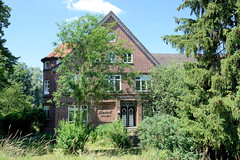 Fotos aus dem Hamburger Stadtteil Altengamme, Vierlande - Bezirk Hamburg Bergedorf. Denkmalgeschütztes Gebäude vom Hof Lindeck am Altengammer Elbdeich - Hofanlage mit Wirtschaftsgebäude, errichtet 1924/25.