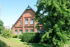 Fotos aus dem Hamburger Stadtteil Altengamme, Vierlande - Bezirk Hamburg Bergedorf. Historisches, unter Denkmalschutz stehendes Wohnwirtschaftsgebäude am Altengammer Hausdeich.