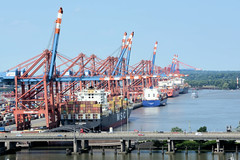 Bilder aus dem Hamburger Hafen; Blick über die Autobahn A7 zu den Container Terminals im Waltershofer Hafen.
