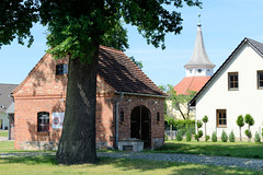 Glienicke  ist ein Ortsteil der Gemeinde Heiligengrabe und wurde 1316 erstmals als Glynike erwähnt.