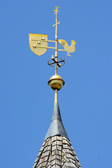 Fotos aus dem Hamburger Stadtteil Altengamme, Vierlande - Bezirk Hamburg Bergedorf. Kirchturmspitze mit Wetterfahne und Kreuz der Altengammer St. Nicolaikirche, neuerrichtet 1752.