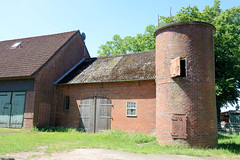 Fotos aus dem Hamburger Stadtteil Altengamme, Vierlande - Bezirk Hamburg Bergedorf. Landwirtschaftgebäude / Scheunen  mit Silo am Horster Damm.