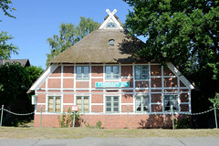 Fotos aus dem Hamburger Stadtteil Altengamme, Vierlande - Bezirk Hamburg Bergedorf. Historische Architektur in den Hamburger Vier- und Marschlanden - Gebäude vom Altengammer Fährhaus am Altengammer Hauptdeich - das Gebäude wurde um 1800 errichtet und